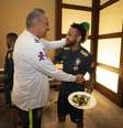 Tite e Neymar conversam após atacante se apresentar.  Foto: Lucas Figueiredo / CBF