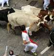 Imagem de uma corrida de touros em Pamplona, em julho de 2014, ocasião em que quatro pessoas foram hospitalizadas.  Foto: Reuters
