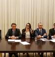 O presidente Bolsonaro, durante live, ladeado pelos ministros Wagner Rosa (CGU), Sergio Moro (Justiça), André Mendonça (AGU) e Jorge Oliveira (Secretaria-Geral), além da tradutora em libras  Foto: Reprodução/Facebook / Estadão Conteúdo