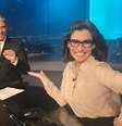 Bonner e Renata gesticulam em referência aos 50 anos do JN: telejornal não tem poupado Bolsonaro de manchetes negativas  Foto: Reprodução/Facebook/TV Globo