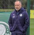 O novo técnico do Palmeiras, Mano Menezes, durante treino da equipe no CT Academia de Futebol, na Barra Funda, na zona oeste da capital paulista, nesta quinta-feira (05)  Foto: GUILHERME RODRIGUES/MYPHOTO PRESS / Estadão Conteúdo