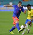 Neymar disputa bola com colombiano.  Foto: Julian Medina / Dia Esportivo / Estadão