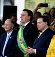 Bolsonaro abre o desfile de 7 de Setembro, em Brasília, ao lado de Edir Macedo e Silvio Santos  Foto: Cláudio Reis / Frame Photo/Estadão Conteúdo