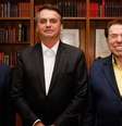 Bolsonaro entre bispo Edir Macedo e Silvio Santos no gabinete presidencial do Palácio do Alvorada  Foto: Reprodução/Twitter