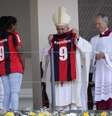 Papa Francisco ganhou camisa do San Lorenzo após missa em Maurício  Foto: EPA / Ansa - Brasil