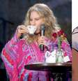 Colagem da cantora Barbra Streisand e beijo do HQ que o prefeito do Rio tentou censurar  Foto: Getty Images/Marvel Comics / BBC News Brasil