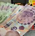 Homem exibe notas de peso do lado de fora de uma agência bancária de Buenos Aires
30/08/2018
REUTERS/Marcos Brindicci  Foto: Reuters