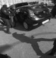 Amigo de Sergio é retirado do carro por atores vestidos como policiais  Foto: BBC News Brasil