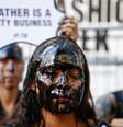 Ativistas protestam na entrada da Semana de Moda de Londres 
13/09/2019
REUTERS/ Henry Nicholls  Foto: Reuters