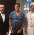 O presidente Bolsonaro ladeado pelos médicos Luiz Henrique Borsato (esq.) e Antonio Luiz Macedo  Foto: Reprodução/Facebook Jair Bolsonaro / Estadão Conteúdo