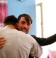 Mirwais Elmi estava prestes a assinar o papel do casamento quando a explosão aconteceu  Foto: Reuters / BBC News Brasil