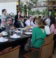  Deputados do Grupo Parlamentar Suprapartidário reunidos em um restaurante; ideia é trabalhar por pautas comuns  Foto: Divulgação / Estadão Conteúdo