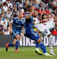 Neymar ajeita o corpo para marcar golaço pelo PSG  Foto: Gonzalo Fuentes / Reuters