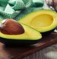 Abacate está entre os 10 alimentos que têm pouco carboidrato, mas não parecem  Foto: Tashka2000/ iStock / Reprodução