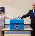 Premiê de Israel, Benjamin Netanyahu, e a esposa, Sara, depositam seus votos em urna da eleição parlamentar de Israel, em Jerusalém
17/09/2019
Heidi Levine/Pool via REUTERS  Foto: Reuters