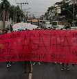 Manifestantes erguem faixa durante protesto após a morte de Ágatha Félix, no Rio  Foto: DW / Deutsche Welle