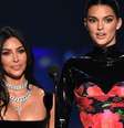 Kim e Kendall no Emmy: a linha tênue que separa o autêntico da realidade inventada  Foto: Twitter / Reprodução