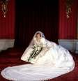 Princesa Diana - O vestido de noiva da princesa Diana, criado pelo casal de estilistas David e Elizabeth Emanuel, foi bordado com madrepérolas e lantejoulas no colo, nas manga e na cintura. O modelo foi feito de tafetá de seda, mesmo tecido do véu  Foto: Divulgação/Palácio de Buckingham / Estadão Conteúdo