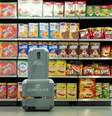 O robô envia mensagens para a administração do estoque quando detecta a falta de algum produto  Foto: Divulgação / Estadão