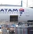 Avião da Latam estacionado no aeroporto de Toulouse, na França  Foto: Regis Duvignau / Reuters