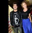 Grazi Massafera e Caio Castro dispensaram a área Vip do evento, mas mesmo assim foram clicados juntos no meio do público  Foto: AGNews / PurePeople