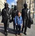 Allan in front of a statue of the Beatles  Foto: Allan Mott / BBC News Brasil