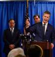Promotor David L. Anderson e John F. Bennett, do FBI, divulgam acusações contra  Xuehua Peng, também conhecido como Edward Peng, 56 anos, durante entrevista em San Francisco 30/9/2019  REUTERS/Kate Munsch  Foto: Reuters