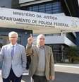 Baltasar Garzón (centro) visita Lula na cadeia, em Curitiba  Foto: EPA / Ansa - Brasil