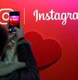 Visitante tira um foto do logotipo do Instagram durante feira em Paris. 7/2/2018. REUTERS/Charles Platiau  Foto: Reuters