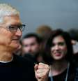 Presidente-executivo da Apple, Tim Cook, à fren do escritório-sede da empresa, em Cupertino, Califórnia. 10/9/2019. REUTERS/Stephen Lam   Foto: Reuters