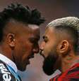 Bruno Cortez e Gabigol discutem durante duelo entre Grêmio e Flamengo.  Foto: Diego Vara / Reuters