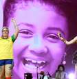 Juliana Strassacapa, da banda Francisco el Hombre, e Catalina García, do grupo Monsieur Periné, tendo ao fundo uma foto em homenagem a menina Ágatha Felix  Foto: WILTON JUNIOR / Estadão Conteúdo