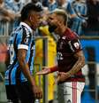 Bruno Cortez e Gabigol discutem durante duelo entre Grêmio e Flamengo.  Foto: Rodrigo Ziebell / Frame Photo / Estadão Conteúdo