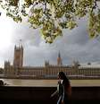 Mulher caminha pela margem do rio Tâmisa, em Londres
26/09/2019
REUTERS/Peter Nicholls  Foto: Reuters