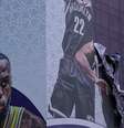 Funcionários removem cartaz gigante de promoção de partida de exibição da NBA na China de prédio em Xangai
09/10/2019
REUTERS/Aly Song
  Foto: Reuters