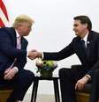 Trump e Bolsonaro se cumprimentam durante encontro em junho  Foto: BRENDAN SMIALOWSKI/AFP/Getty Images / BBC News Brasil