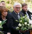 Presidente da Alemanha, Frank-Walter Steinmeier, e a esposa, Elke Budenbender, prestam homenagem a vítimas de ataque em sinagoga de Halle
10/10/2019
REUTERS/Hannibal Hanschke  Foto: Reuters