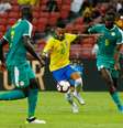 Neymar tenta o drible durante amistoso da Seleção contra Senegal  Foto: Feline Lim / Reuters