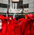 Manifestantes contra aquecimento global protestam na BBC em Londres 11/10/2019.REUTERS/Peter Nicholls  Foto: Reuters