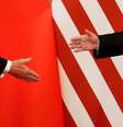 Presidente dos EUA, Donald Trump, e presidente da China, Xi Jinping, prestes a se cumprimentarem durante encontro em Pequim 
09/11/2017
REUTERS/Damir Sagolj  Foto: Reuters