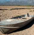 Um barco abandonado na lagoa Aculeo, cerca de 70 km ao sul de Santiago. Este local, que durante décadas foi uma importante atração turística, hoje é um símbolo da seca chilena  Foto: Getty Images / BBC News Brasil