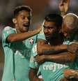 Thiago Santos, do Palmeiras, comemora seu gol na partida contra o Botafogo, válida pela 25ª rodada do Campeonato Brasileiro 2019, no Estádio do Pacaembu, em São Paulo, na noite deste sábado (12).  Foto:  JULIO ZERBATTO/MYPHOTO PRESS / Estadão Conteúdo