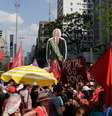  Integrantes de movimentos sociais, sindicatos, das Frentes Brasil Popular e Povo Sem Medo, do Comitê Lula Livre e simpatizantes participam de ato pela liberdade do ex- presidente Luiz Inácio Lula da Silva e suspeição do então juiz federal Sérgio Moro, hoje ministro da Justiça e Segurança Pública, na Avenida Paulista, região central da cidade de São Paulo, neste domingo (13)  Foto:  FÁBIO VIEIRA/FOTORUA / Estadão