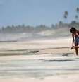 Banhistas em Conde, na Bahia; no Estado, órgão emitiu um alerta para que praias contaminadas com óleo sejam evitadas  Foto: REUTERS/Adriano Machado / BBC News Brasil