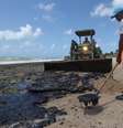 Manchas de óleo na praia de Lagoa do Pau, no município de Coruripe, em Alagoas, nesta quinta-feira, 10. Técnicos ambientais detectaram, nesta quarta-feira, 09, manchas de óleo na foz do Rio São Francisco, em Piaçabuçu, litoral sul de Alagoas  Foto: CARLOS EZEQUIEL VANNONI/AGÊNCIA PIXEL PRESS / Estadão