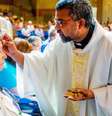 Antes trabalhando como padre no sul da Índia, Francis Kochuveettil hoje atua na paróquia de Shannon, no sudoeste da Irlanda  Foto: Francis Xavier Kochuveettil / BBC News Brasil