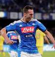O polonês Arkadiusz Milik fez os dois gols da vitória do Napoli sobre o Verona, neste sábado (19)  Foto: Ciro De Luca / Reuters