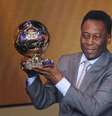 Pelé recebe troféu durante homenagem na premiação da Bola de Ouro da Fifa, em Zurique, na Suíça (13/01/2014)  Foto: MICHAEL PROBST/ASSOCIATED PRESS / Estadão