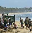 Militares começam a ajudar óleo que atinge várias praias do nordeste brasileiro.  Foto: VEETMANO PREM/FOTOARENA / Estadão Conteúdo