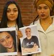 Angélica Andrade e Marcela Rodrigues seguram fotos da irmã e do pai que morreram no rompimento da barragem  Foto: DW / Deutsche Welle